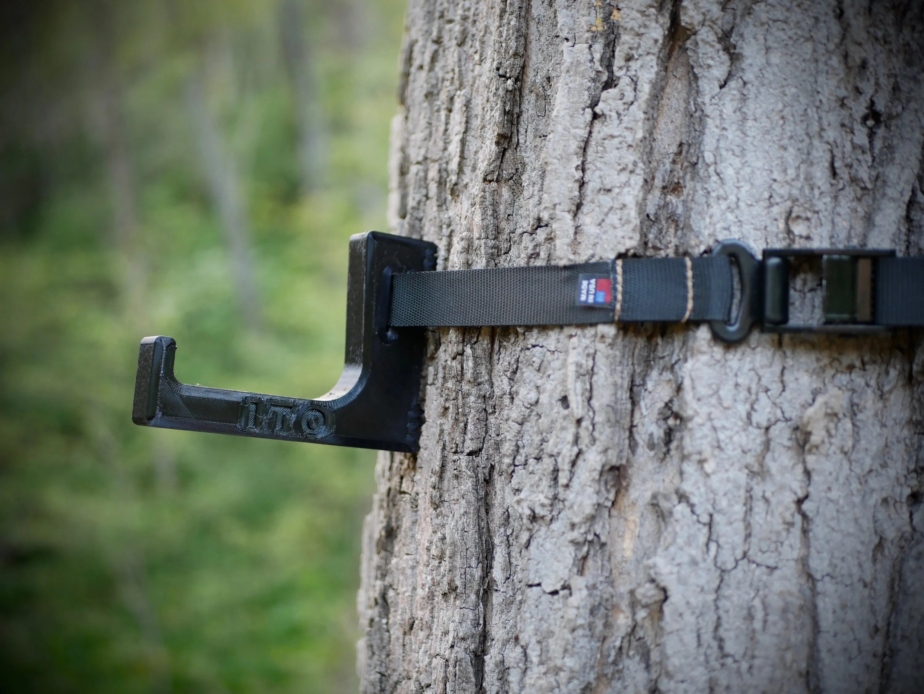 The Minimalist Dewclaw Hanger