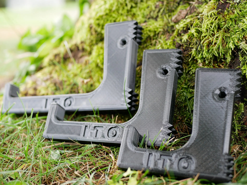 The Minimalist Dewclaw Hanger