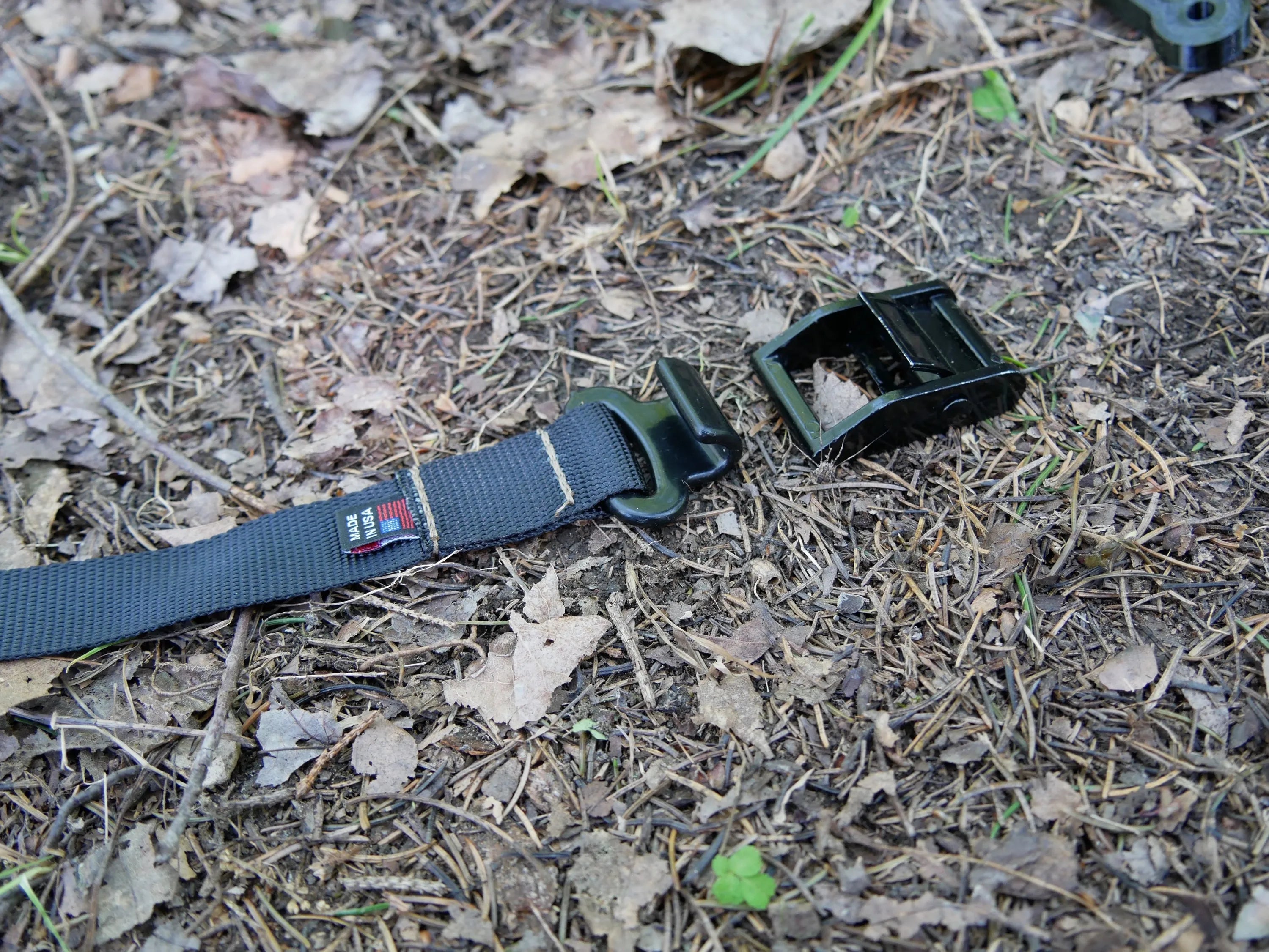 The Pocket Dewclaw Hanger