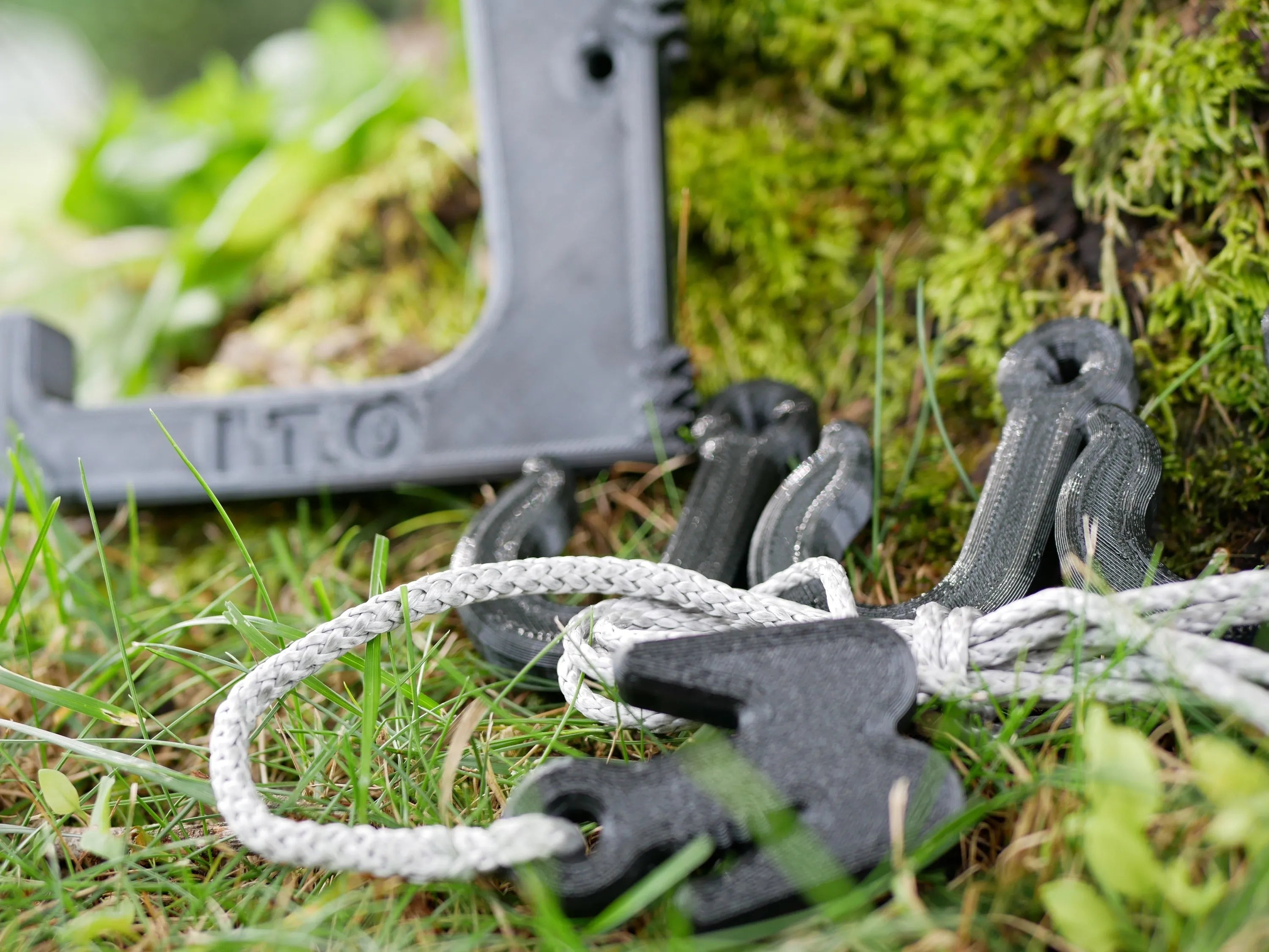 The Pocket Dewclaw Hanger